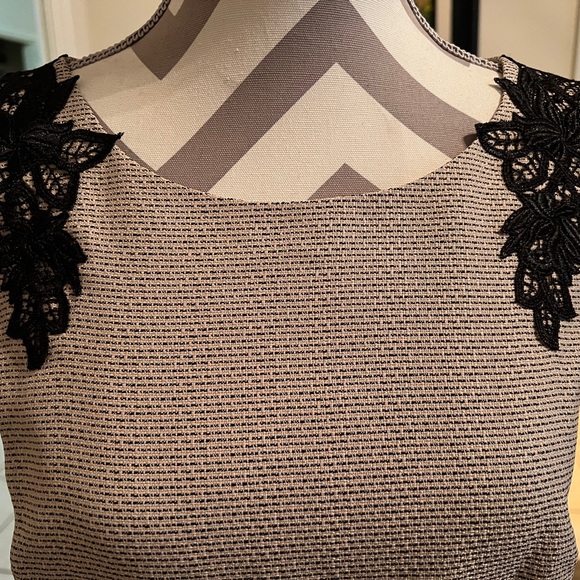 Kasper dress-gold and black - Picture 6 of 8